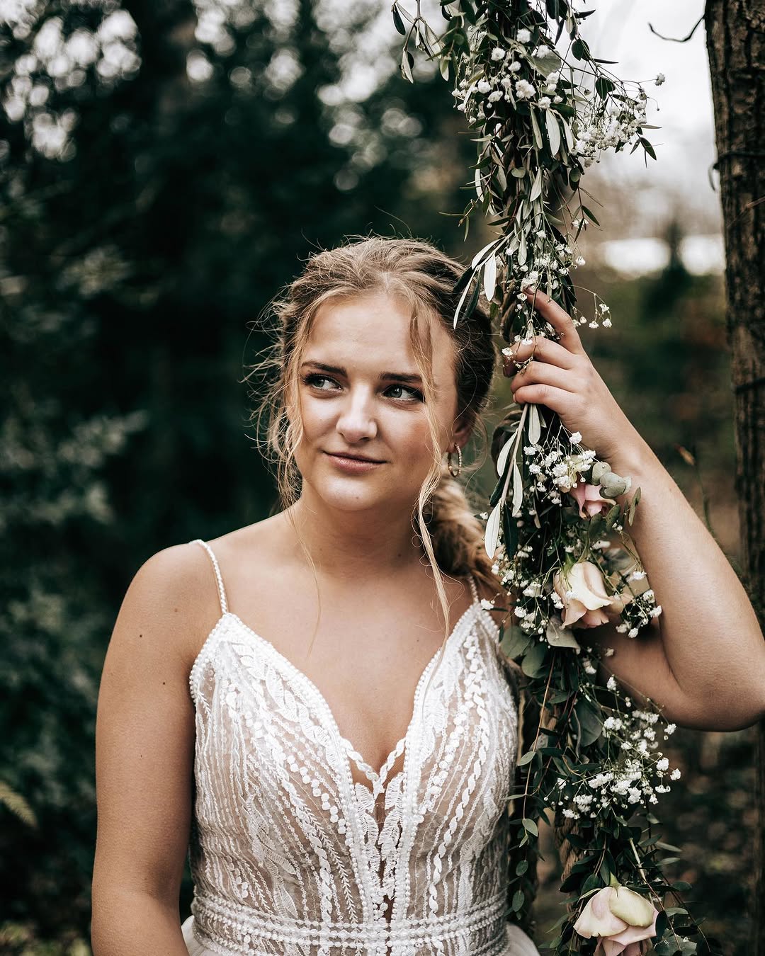 Bruid met een losse vlecht en zachte glow