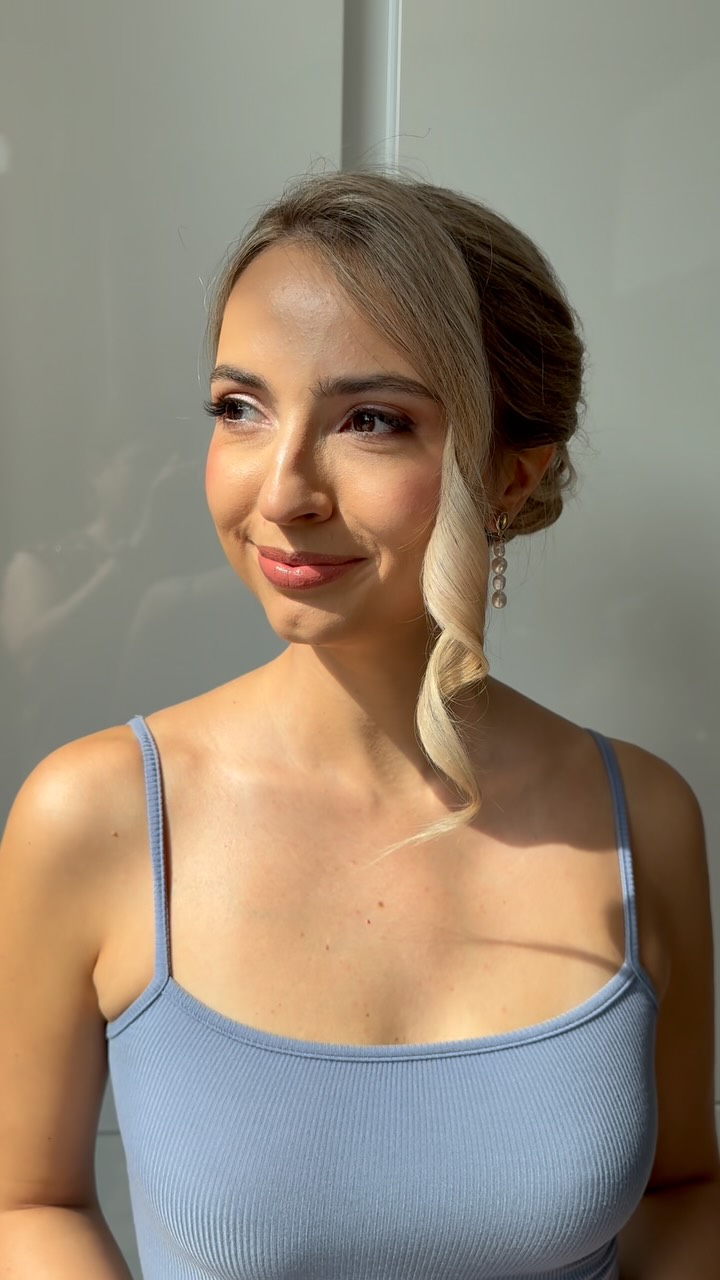 Glowy make-up met een zijwaartse krul