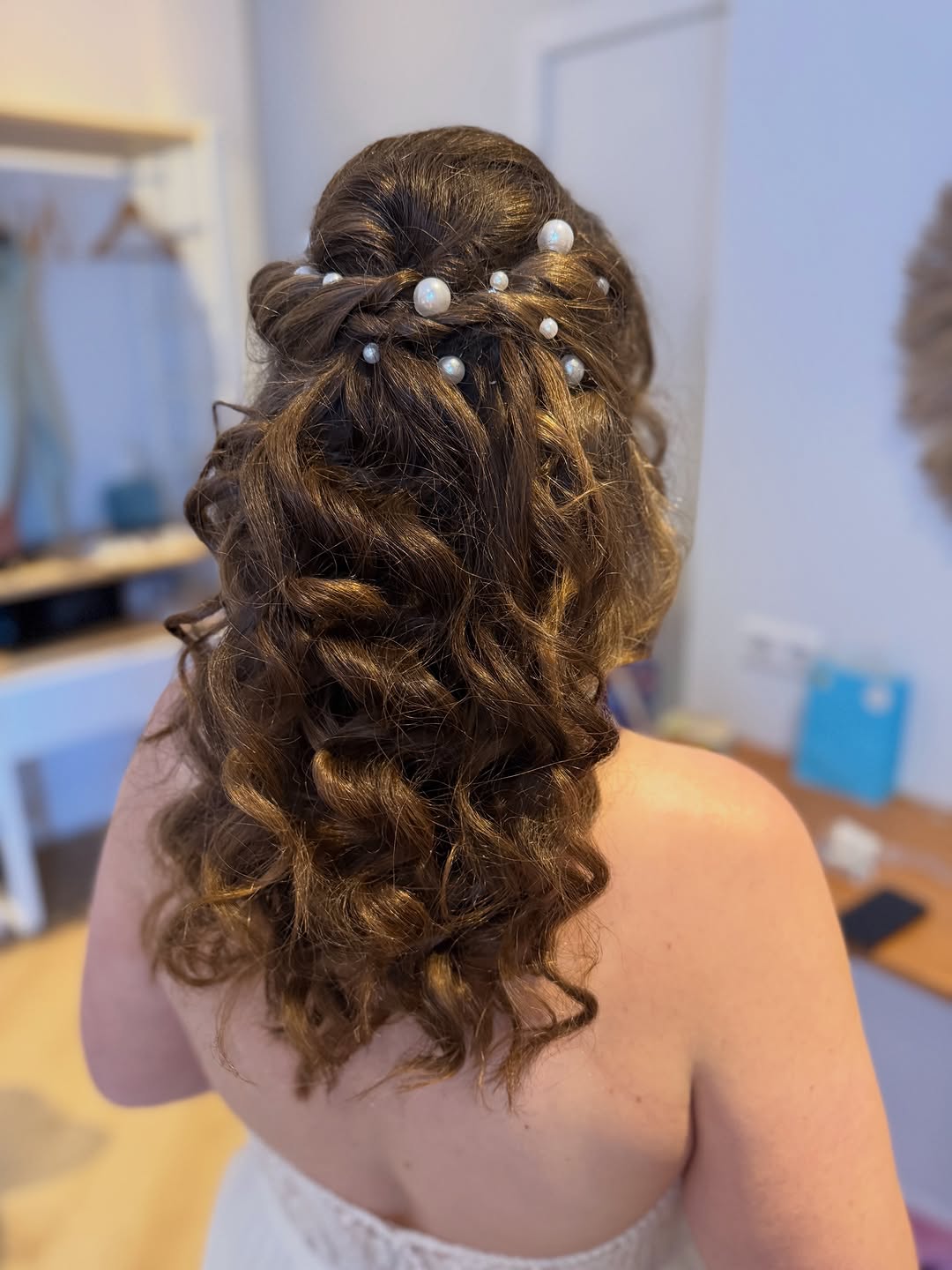 Half opgestoken met parels in het haar