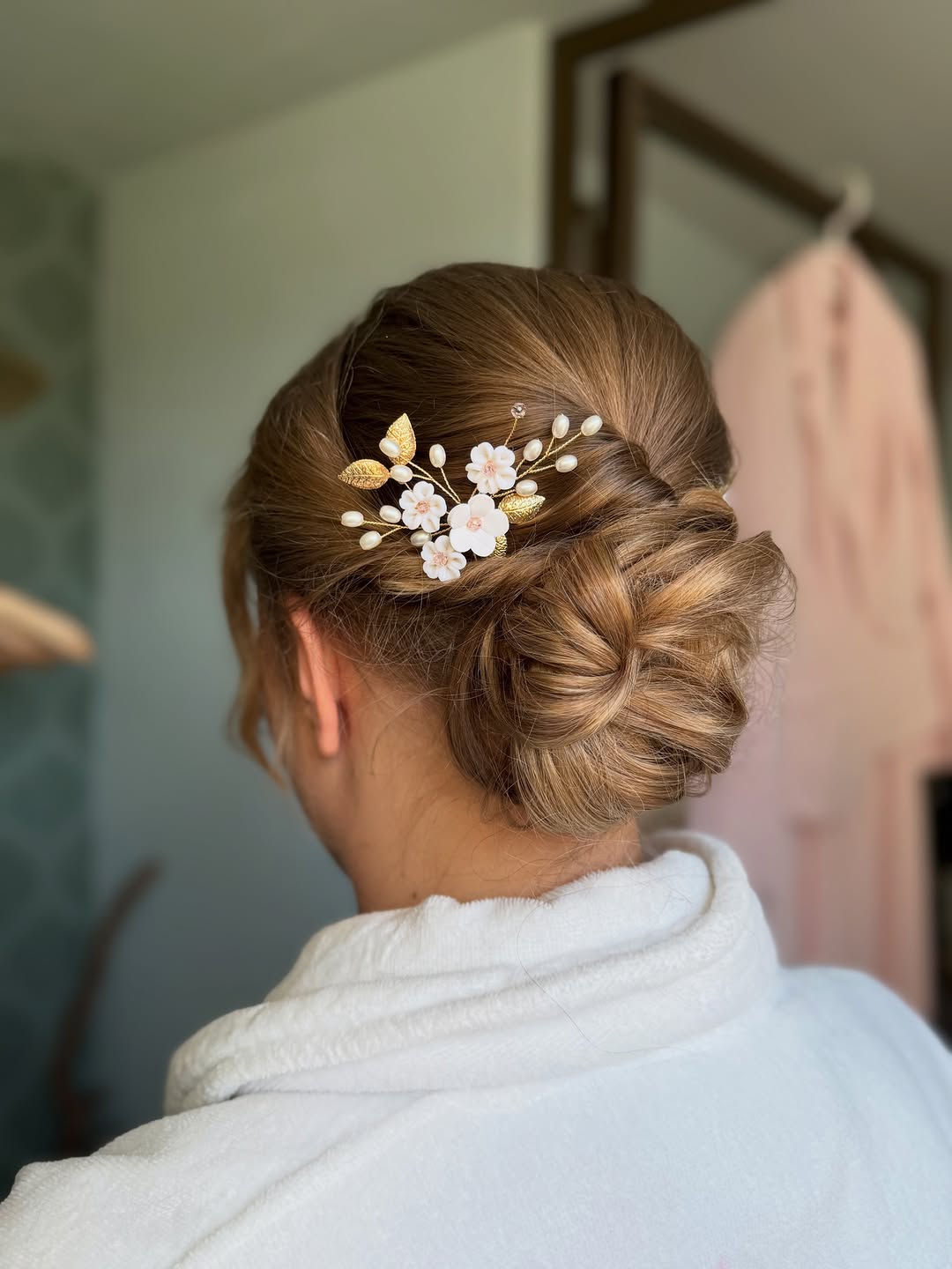 Lage knot met een bloemenhaarsieraad