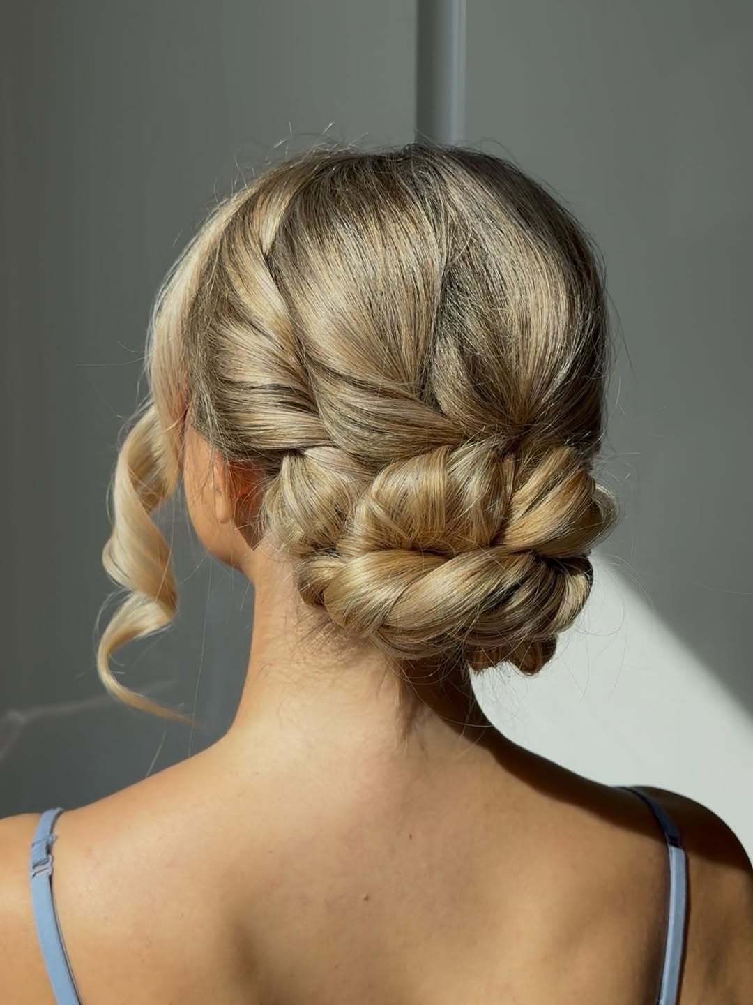 Gedraaide lage knot met losse krullen