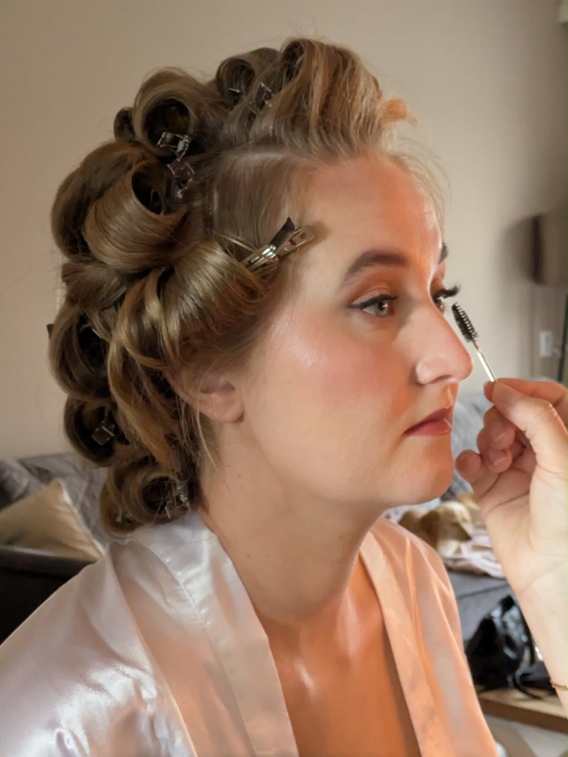 Cheryl op de trouwochtend met krullen in de clips en de laatste make-up