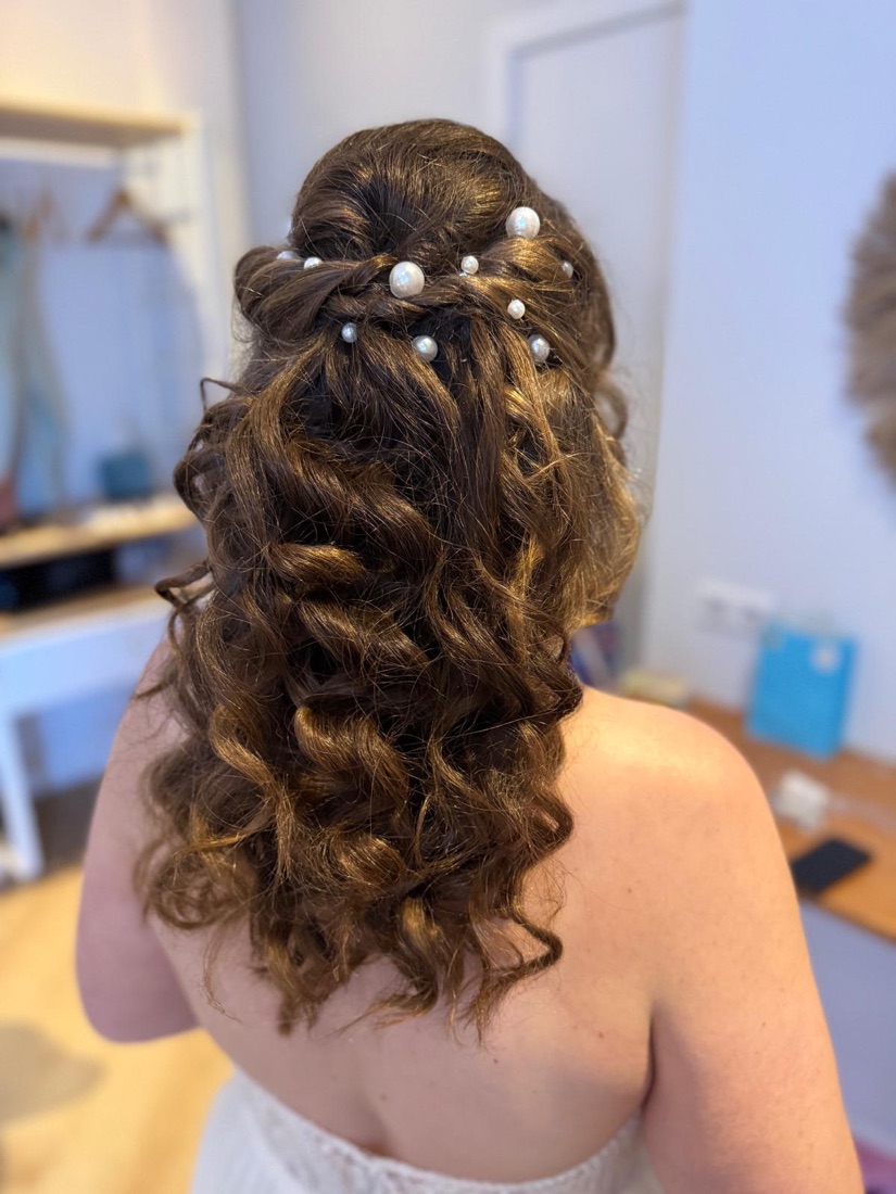 Half opgestoken bruidskapsel met krullen en parels
