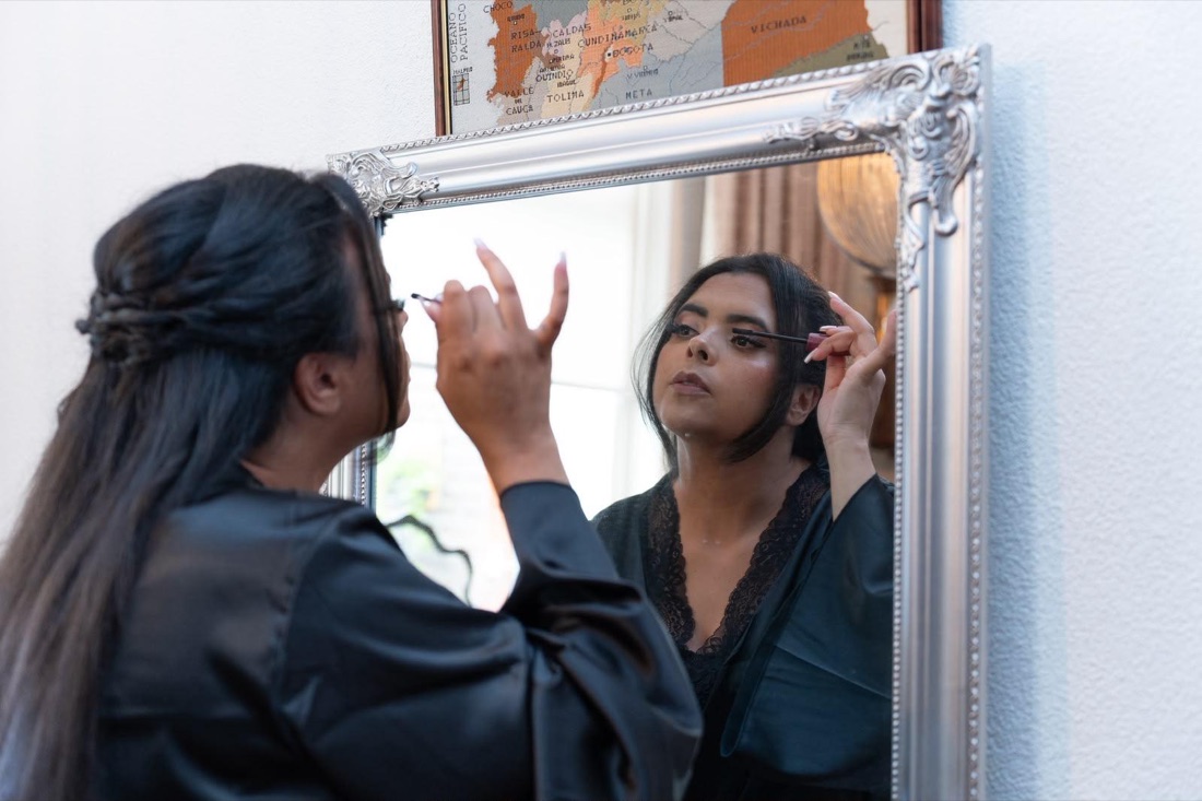 Isabel bekijkt haar bruidsmake-up in de spiegel